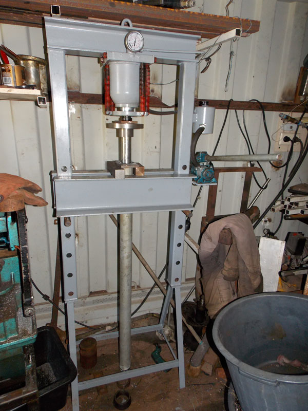 Pressing propeller shaft flange